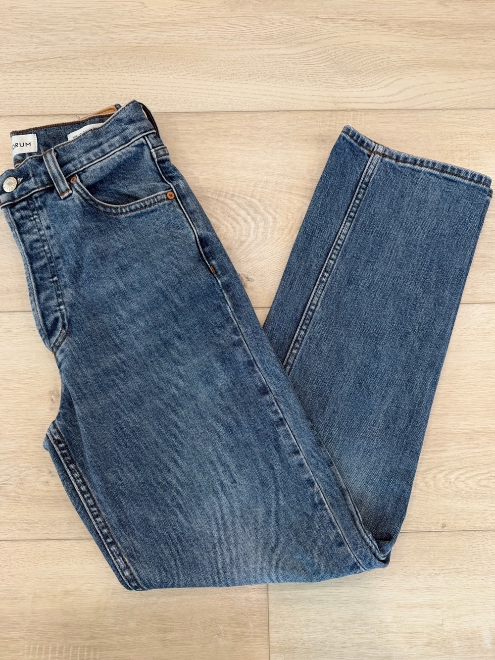 Aritzia Denim Forum Arlo High Rise Straight Jeans Size 26 28L